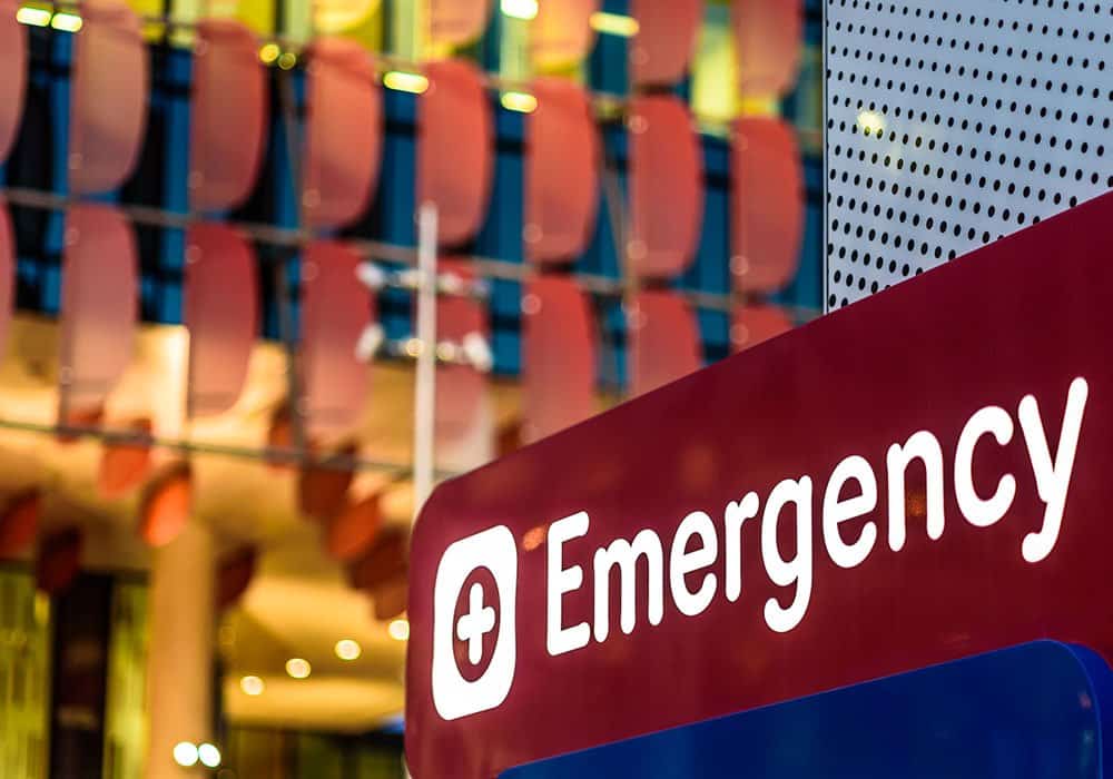 a sign identifies an emergency room